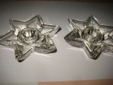 Lysestaker i glass seges under ett