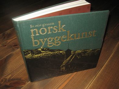 Forseth, Terje: En reise gjennom NORSK BYGGEKUNST. Fortidsminneforeningens eiendommer gjennom 150 år. 1994.