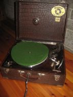 Sveivegrammofon fra 30-40 tallet, meget god stand.