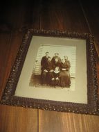 Gammelt og pent bilde i pen ramme fra slutten på 1800 tallet 23*27 cm stort