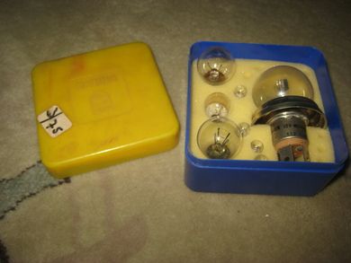 Plastboks med PHILLIPS reservelamper 60-70 tallet?