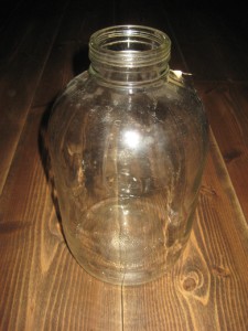Stor, gamnmel flaske fra eldre dager, ca 15 cm i diameter, 27 cm høg.