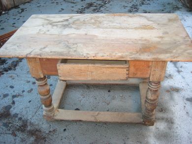 Meget gammel og stilig bondebord, 1700-1800 tallet. Ca 124 * 69 cm stort, 72 cm høgt.