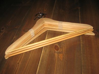 Pakke med 5 stk kleshengere i tre