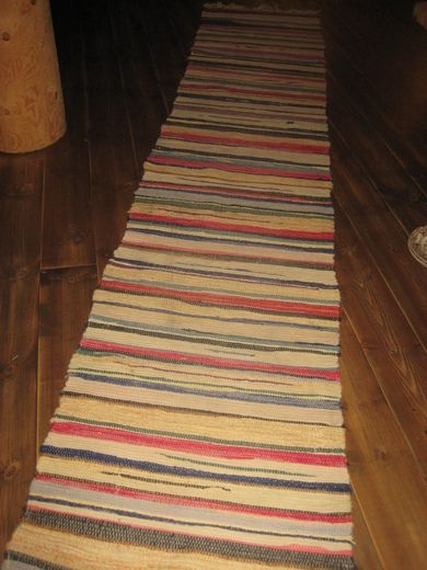 Stor, hel og pen golvrye fra eldre dager, ca 3.6 meter lang. 71 cm brei. 