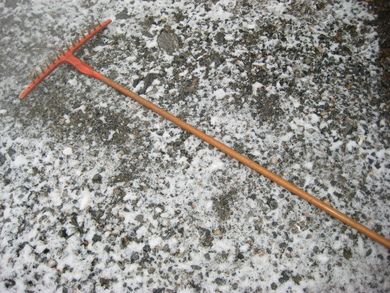 Gammel og nostalgisk trerive med rødleg farge 40-50 tallet