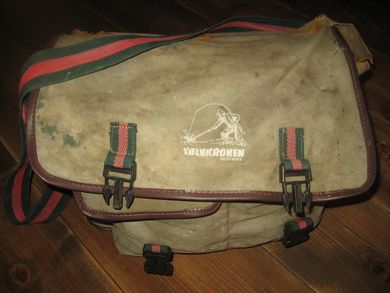 Eldre SØLVKROKEN fiskeveske har sett sine beste dager men kan nok brukes eller god til dekorasjon