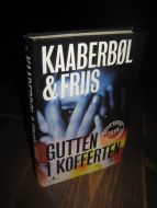 KAABERBØL & FRIIS: GUTTEN I KOFFERTEN 2010
