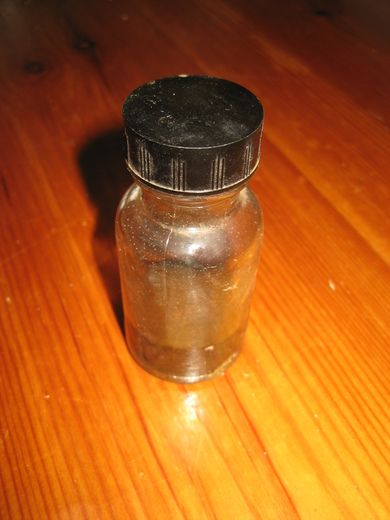 Eldre medisinflaske med stempel under 1046