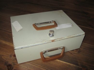 Låsbart blikkskrin ca 35*27 cm stort 12 cm høgt