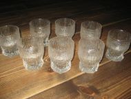 Meget pene glass fra 80 tallet, ca 7.5 cm høge. Selges under ett.