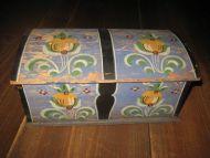 Lite eldre skrin med rosemaling 50 tallet Ca 22 * 13 cm stort ca 11 cm høgt