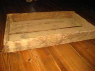 Gammel trekasse ca 70*42 cm stor 9 cm høg Kan brukes til så mangt treng di ei spesiell ramme til ditt favorittbilde eller treng du noe på golvet til dine magasiner?