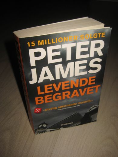 JAMES, PETER: LEVENDE BEGRAVET. 2008. 