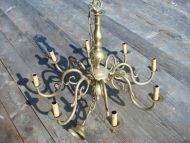 Gedigen 8 arma lysekrune i tung messing av eldre dato alder ukjendt ca 78 cm i diameter