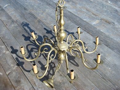 Gedigen 8 arma lysekrune i tung messing av eldre dato alder ukjendt ca 78 cm i diameter