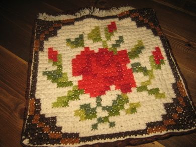 Brodert pute klar til å legge inn en pute og sy att åpninga ca 33*33 cm stor