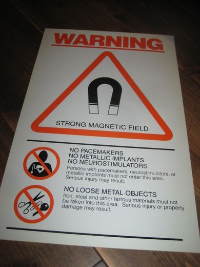 Stor plakat med tekst: WARNING STRONG MAGNETIC FIELD Ca 31*48 cm stor