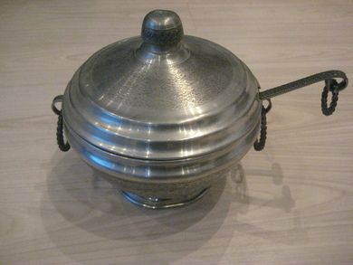 Terrin i tinn, med øse, ca 21 cm i diameter, Holsen tinn, 60 tallet. 