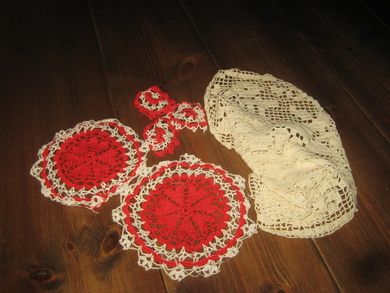 Diverse handarbeid selges samla