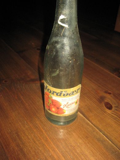 Flaske uten innhold, Jordbær, fra Hansa Mineralvannfabrik, Bergen, 60 tallet. 