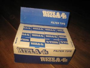 Salsdispenser med innhold, 12 ubrukte, uåpna esker med RIZZLA FILTER TIPS, 60-70 tallet. Et pent produkt i din krambod. 