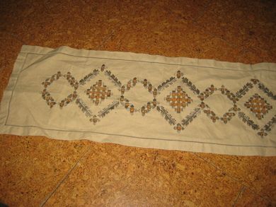 Heimebrodert duk ca 80*24 cm stor