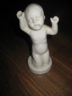 Pen porselensfigur, ca 13 cm høg. 60 tallet.