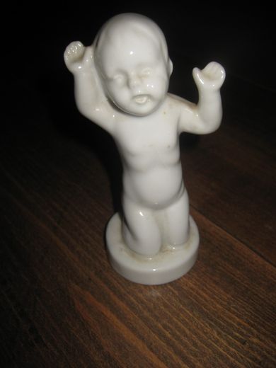 Pen porselensfigur, ca 13 cm høg. 60 tallet.