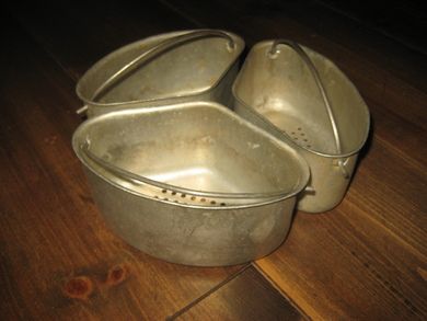 Spesielle kokekar, 3 stk., selges samla, hull i botn for damping av matvarer. 50 tallet. 
