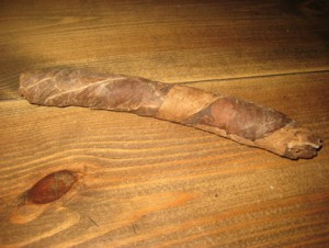 Rull med krigstobakk,  tobakksblader klar til bruk. Ikkje så ofte du finn disse lenger. Gammelt!! Ca 19 cm lang. 