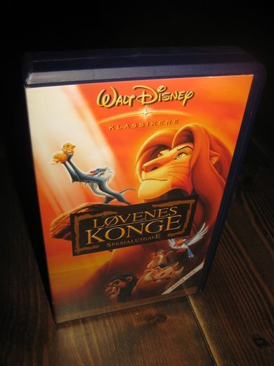 LØVENES KONGE. 1994, 85 MIN, 7 ÅR. 