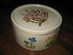 Pen kakeboks fra 60 tallet, ca 23 cm i diameter, 12 cm høg. Dekorert med blomstermotiv. 