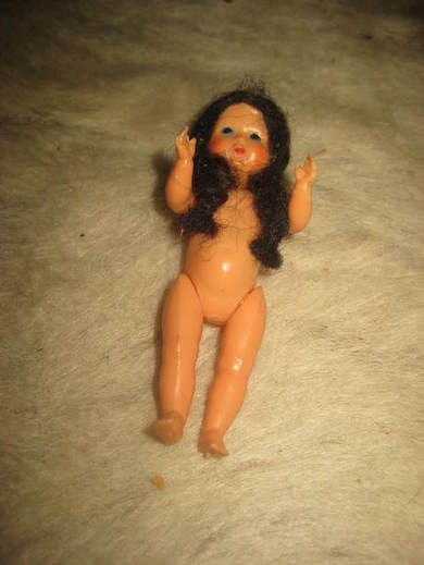 Lita dokke i hardplast merke i rygg samt Italy 40 tallet