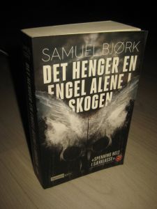 BJØRK, SAMUEL: DET HENGER EN ENGEL I SKOGEN. 2013.