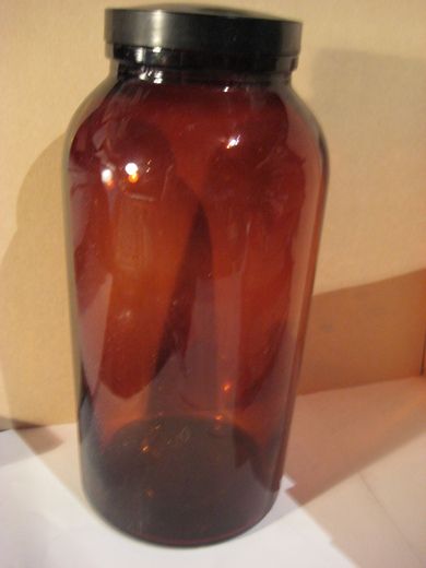 Gammel apotekerflaske merka under med 