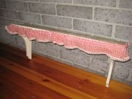 Gammel kjøkkenhylle med pynteduk 50 tallet