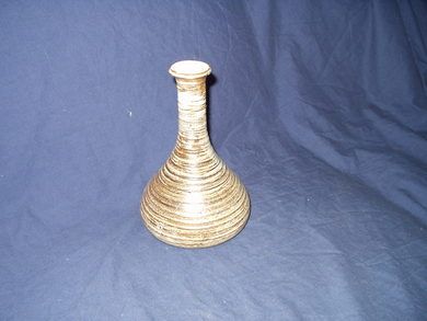 Pen vase i keramikk