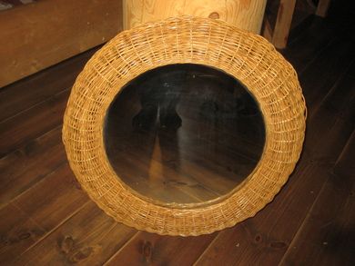 Pent speil med rottingramme ca 58 cm i diameter
