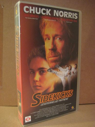 CHUCK NORRIS: SIDEKIKS 15 ÅR 97 MIN