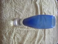 Pen glassvase med blåfarve, ca 19 cm høg. 