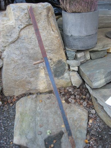 Halvferdig skaft til langorv ca 134 cm langt rødbrun og blåleg farge 40-50 tallet