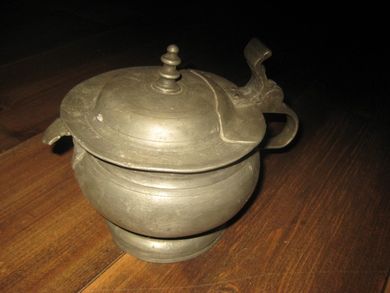Gammel, pen tinnkrukke med hank og lokk, tidleg 1900.