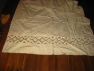Pent arbeid med en brei kant nede med hardangersøm 