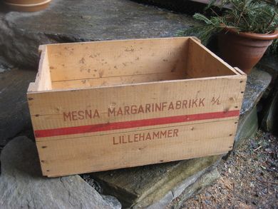 Pen trekasse: MESNA MARGARINFABRIKK, LILLEHAMMER. Ca 55*36 cm stor, 26 cm høg. 60 tallet.