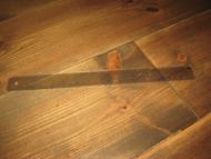 Eldre plastlinjal fra skulestova