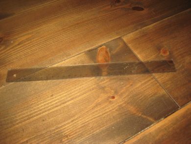 Eldre plastlinjal fra skulestova