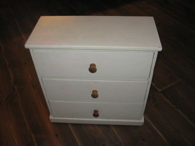 Kommode med 3 skuffer ca 46cm brei 48 cm høg 20 cm djup