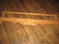 Dekorert ( utskora) tallerkenhylle, ca 135 cm lang.