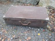 Gammel koffert, ca 70*40 cm stor, 20 cm høg. 40 tallet. 